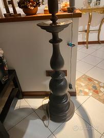 Lampada da terra in noce tornita con cappello