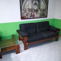 Divano con tavolino da caffè 