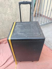 Contenitore isotermico carrellato. 