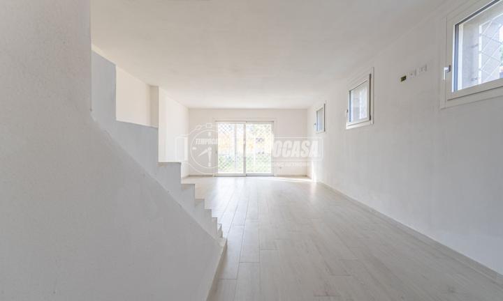 Porzione di casa con giardino