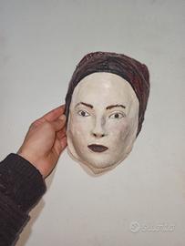 scultura in carta pesta viso maschera da appendere