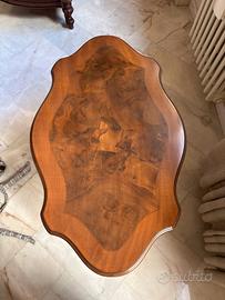 Tavolino ovale sagomato con venature figurate