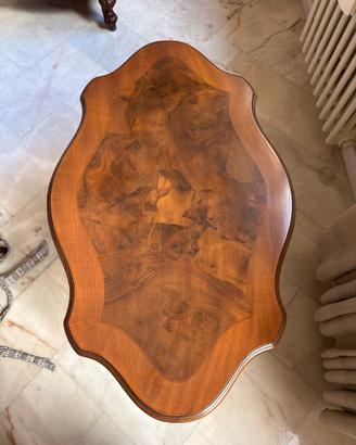 Tavolino ovale sagomato con venature figurate