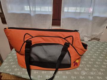 Questo trasportino arancione per animali domestici