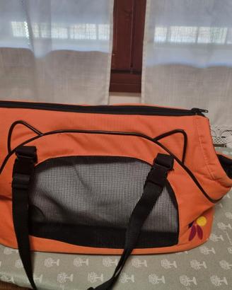 Questo trasportino arancione per animali domestici