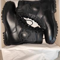 Stivali anfibi militari.