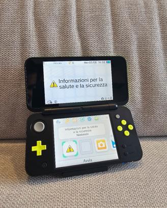New Nintendo 2DS XL Giallo Nero Con Caricabatterie