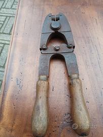 Antica pinza per sigilli in piombo 