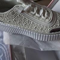 scarpe allacciate bianche nuove