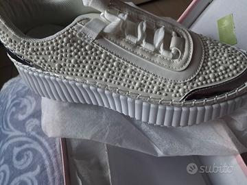 scarpe allacciate bianche nuove