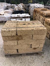 Tufi romani ,ciottoli e roccetta da giardino