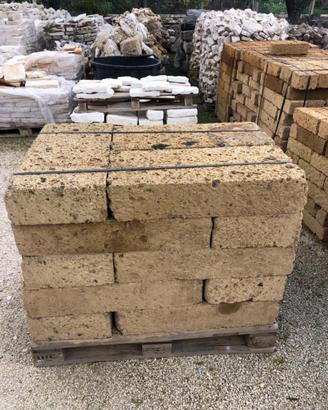Tufi romani ,ciottoli e roccetta da giardino