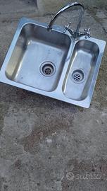 Lavandino cucina con rubinetto