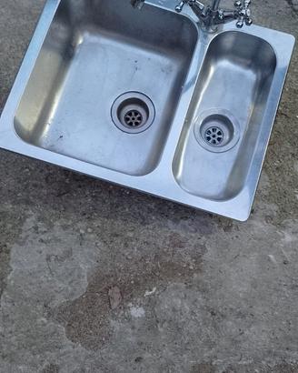 Lavandino cucina con rubinetto