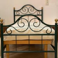 Coppia di letti in ferro battuto completi di rete