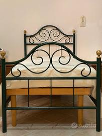 Coppia di letti in ferro battuto completi di rete