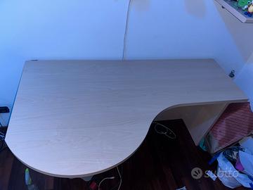 Scrivania in legno chiaro con gamba di supporto