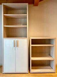 Coppia di mobili con ripiani