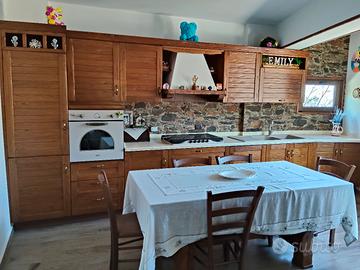 tavolo in legno massello con 6 sedie