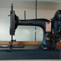 piccola macchina da cucire d'epoca 