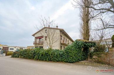 Casa indipendente di 577 m² con 5 locali e box aut