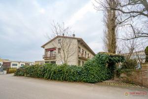 Casa indipendente di 577 m² con 5 locali e box aut