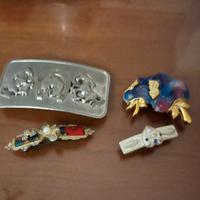 Quattro fermagli per cappelli