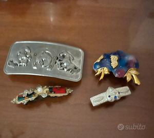 Quattro fermagli per cappelli