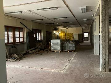 Palazzo / Stabile di 400 m² con 1 locale a Pinerol