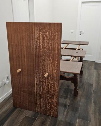 Tavolo in legno da cucina.