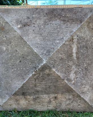 CAPITELLI IN PIETRA BOCCIARDATA