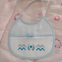 Bavetta neonato ricamata a mano con piedini 