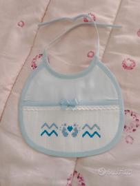 Bavetta neonato ricamata a mano con piedini 