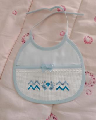 Bavetta neonato ricamata a mano con piedini 
