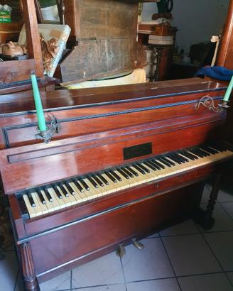 Pianoforte a muro italiano.