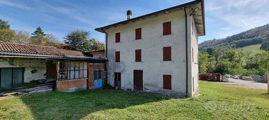 Casa indipendente di 450 m² con più di 5 locali e 
