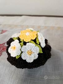 Vasetto con primule realizzato ad uncinetto