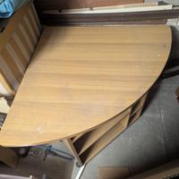 Scrivania ad angolo con scaffali e ruote