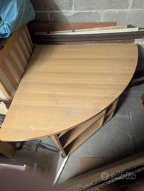 Scrivania ad angolo con scaffali e ruote