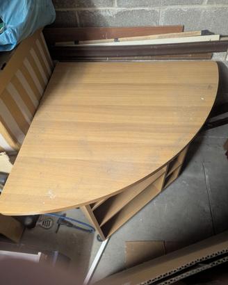 Scrivania ad angolo con scaffali e ruote