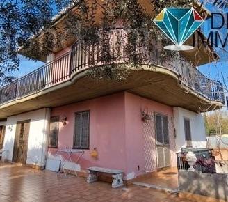 Villetta singola con ampi spazi esterni e garage