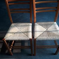 Due sedie in legno impagliate