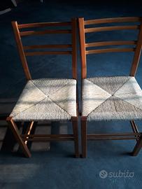 Due sedie in legno impagliate