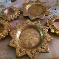 Segnaposto o centrotavola in coccio dipinto oro