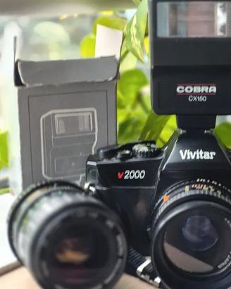 Vivitar V2000 con due obiettivi e flash
