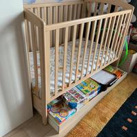 Lettino bambino in legno chiaro