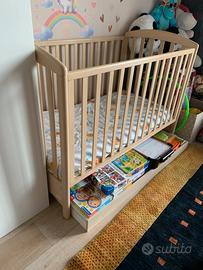 Lettino bambino in legno chiaro