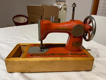 Macchina cucire Orsha vintage URSS. In metallo.