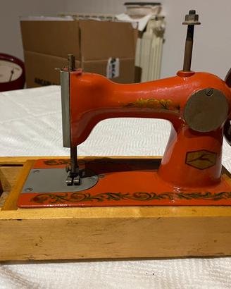 Macchina cucire Orsha vintage URSS. In metallo.