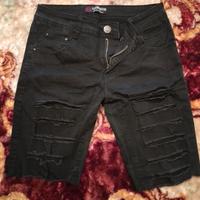 Short in jeans nero. Modello strappato